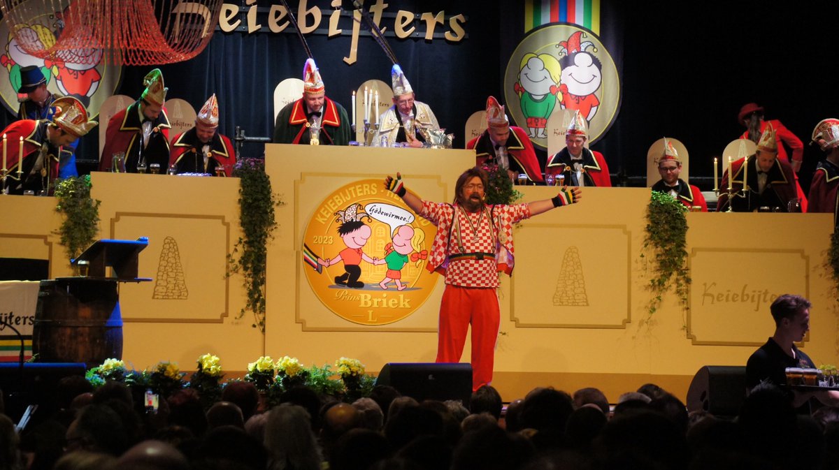 A3Compen's tweet image. Gisteren erg genoten als type De Invaller bij @keiebijters kletstoernooi. Ik werd zelfs de @woutweghorst van het tonpraten genoemd.