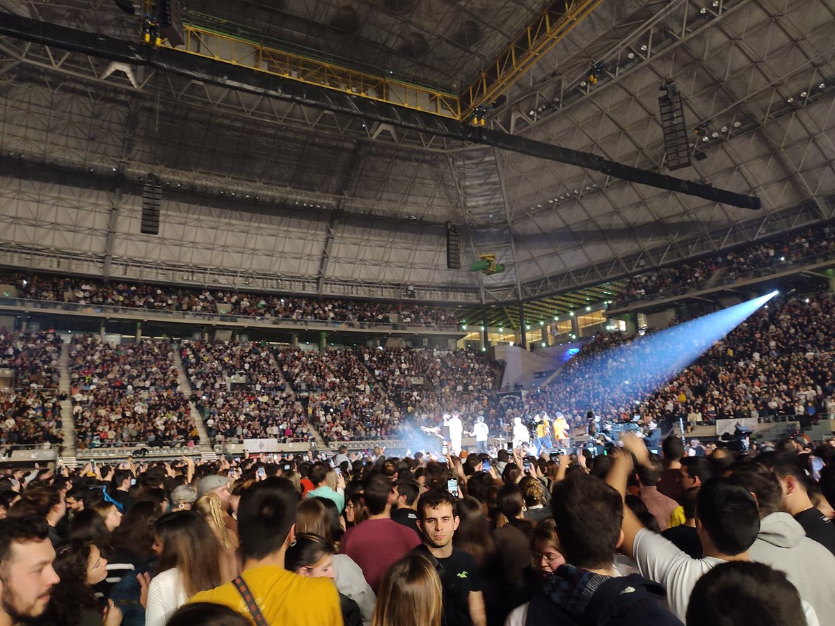 SamuelFenollosa's tweet photo. El concert d'anit d'@OquesGrasses al Palau St Jordi va ser una absoluta barbaritat.

Ha valgut la pena cada dia d'espera de l'any i mig que ha passat de que comprarem les entrades 💛 https://t.co/jXbRUR94O5