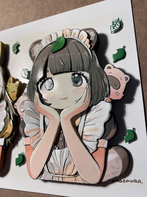 なご村さん( )きつねメイドとたぬきメイドのシャドーボックス、それぞれご覧ください。メイド服のシワの再現やそれぞれの耳、お顔は骨格を意識した加工を行い自然な凹凸をつけています。髪型もレイヤー分けしつつ違和感のない奥行きを作りました。 
