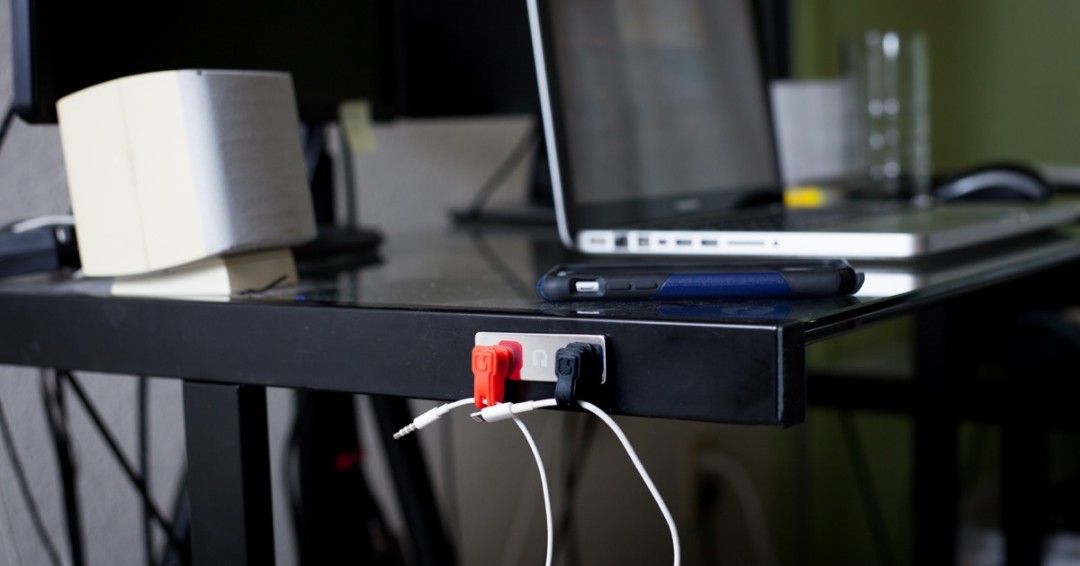 CloopBand's tweet image. Just discovered the cloopify Magnetic Cable Clips and Chromed Base combo and my life will never be the same 🤗. They are cloopalicious! Goodbye, cluttered desk! 🙌🏼 #cablemanagement #organization #cloop