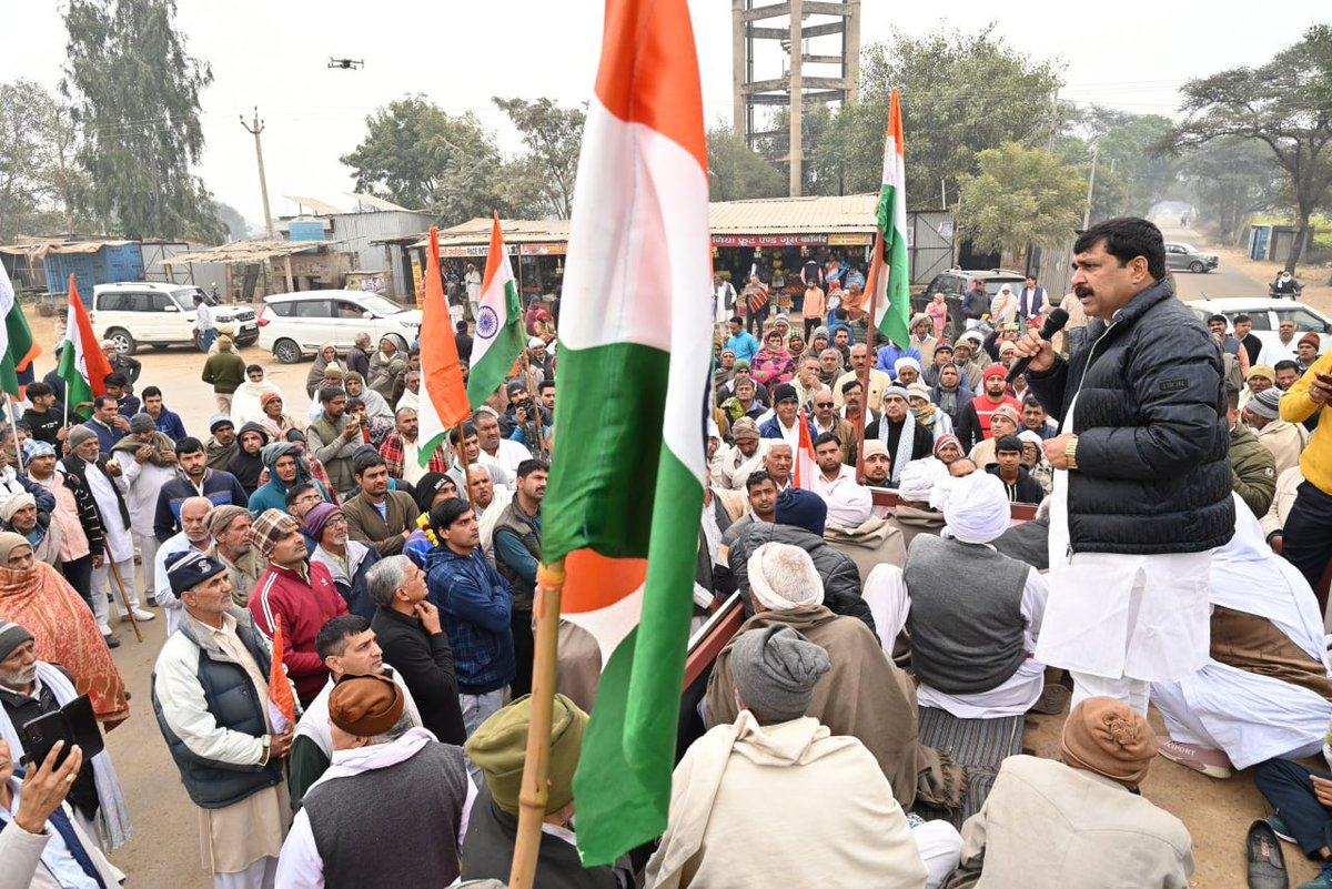 balrajkundu1's tweet photo. #बेरोजगारी के खिलाफ #युवाओं को एकजुट होना होगा 
ओल्ड पेंशन स्कीम #OPS के लिए #कर्मचारियों को एकजुट होना होगा 
#किसान को #MSP की गारंटी के लिए एकजुट होना होगा
इसी एकजुटता का संदेश लेकर #जन_जागृति_यात्रा आगे बढ़ रही है https://t.co/a32ayKs1wg