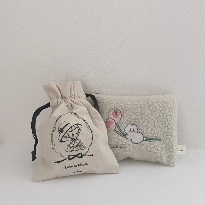 次の大阪の個展に向けて毎日描いています......!会場も私の雰囲気に合わせて可愛くして貰ったり、何度も修正して作ったお気に入りのグッズたちまで...大阪でも原画は30点ほど販売される予定です 