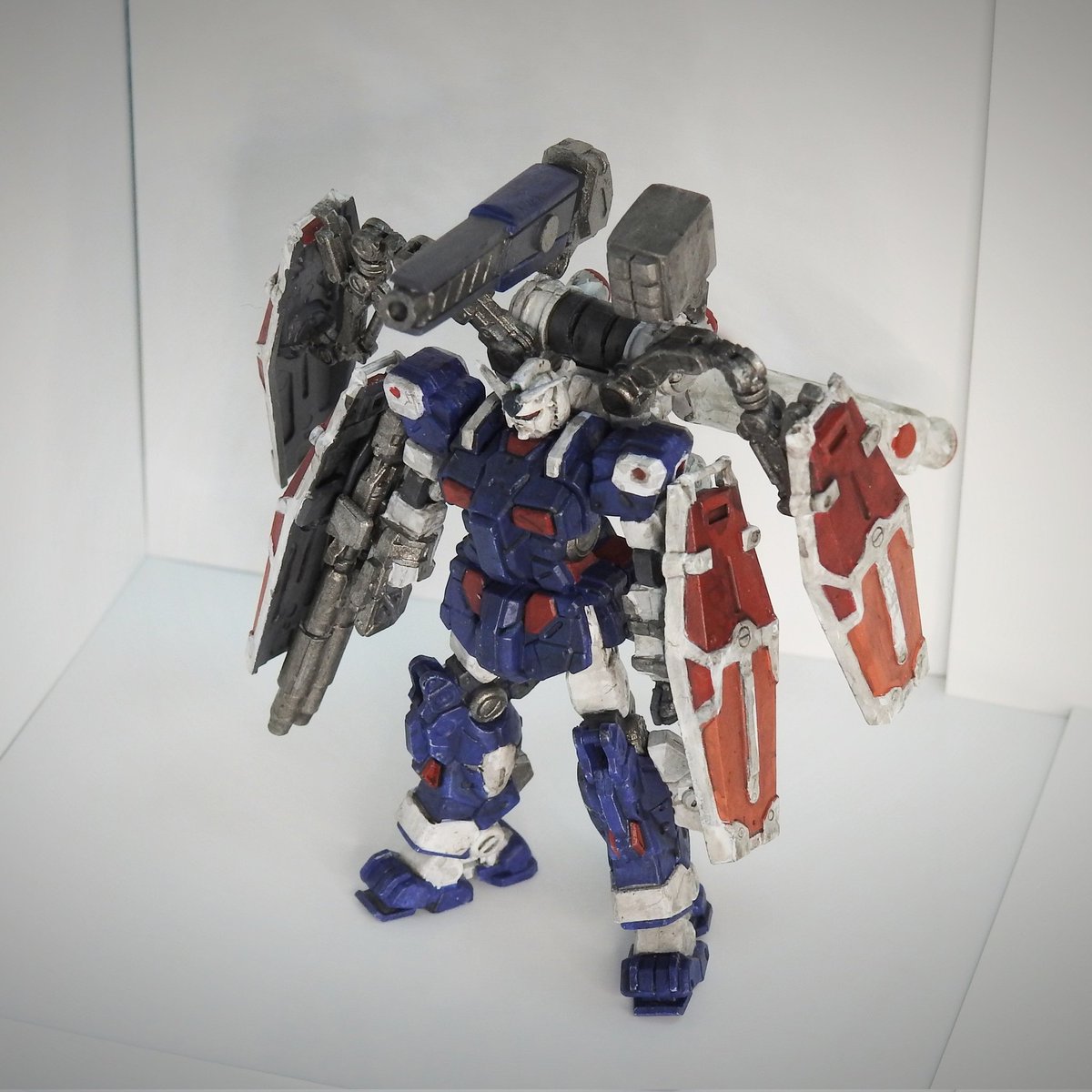 hasibiro4m's tweet photo. フルアーマーガンダムとりあえず完成とします。
最後にシタデルの Nuln Oil をシャバシャバ塗ったのが大違い😢写真撮ってから知ったんだけど、白に塗るときは薄め液で拭き取りなからやらないとダメだったのね😵💦
戒めの意味でもこのまま投稿⤴️

#ガンダムアーティファクト 
#フルアーマーガンダム https://t.co/wikYZVTSiK