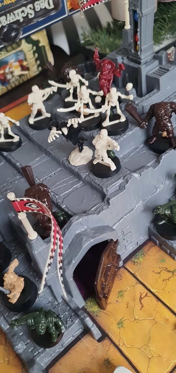 Irgendwie nostalgische Kindheits Dungeon Crawler Vibes. Das Schwarze Auge #BurgdesSchreckens" von ca 1991. Und bis auf 1 Mauerhalteclip, eine 4er Goldmünze und einen abgebrochenen Mantikorschwanz auch nach 32 Jahren noch vollständig.
Ob das noch mit #Gloomhaven mithalten kann? 😁