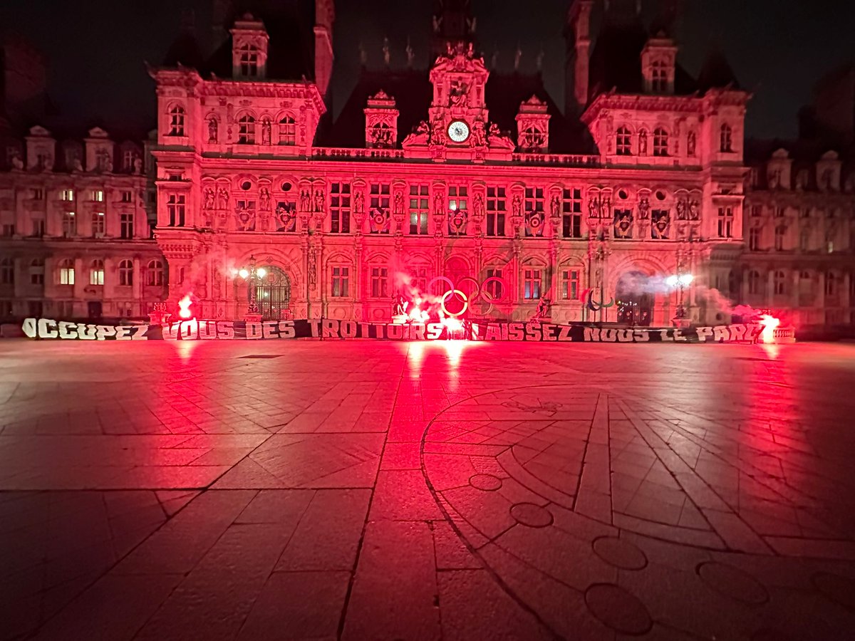 Co_Ultras_Paris's tweet photo. 28 Janvier 2023

Action devant la mairie de Paris.

"OCCUPEZ VOUS DES TROTTOIRS LAISSEZ NOUS LE PARC"
Acte 1... 
@Anne_Hidalgo 

LE PSG C'EST LE PARC DES PRINCES. https://t.co/D8KjOQq8rQ