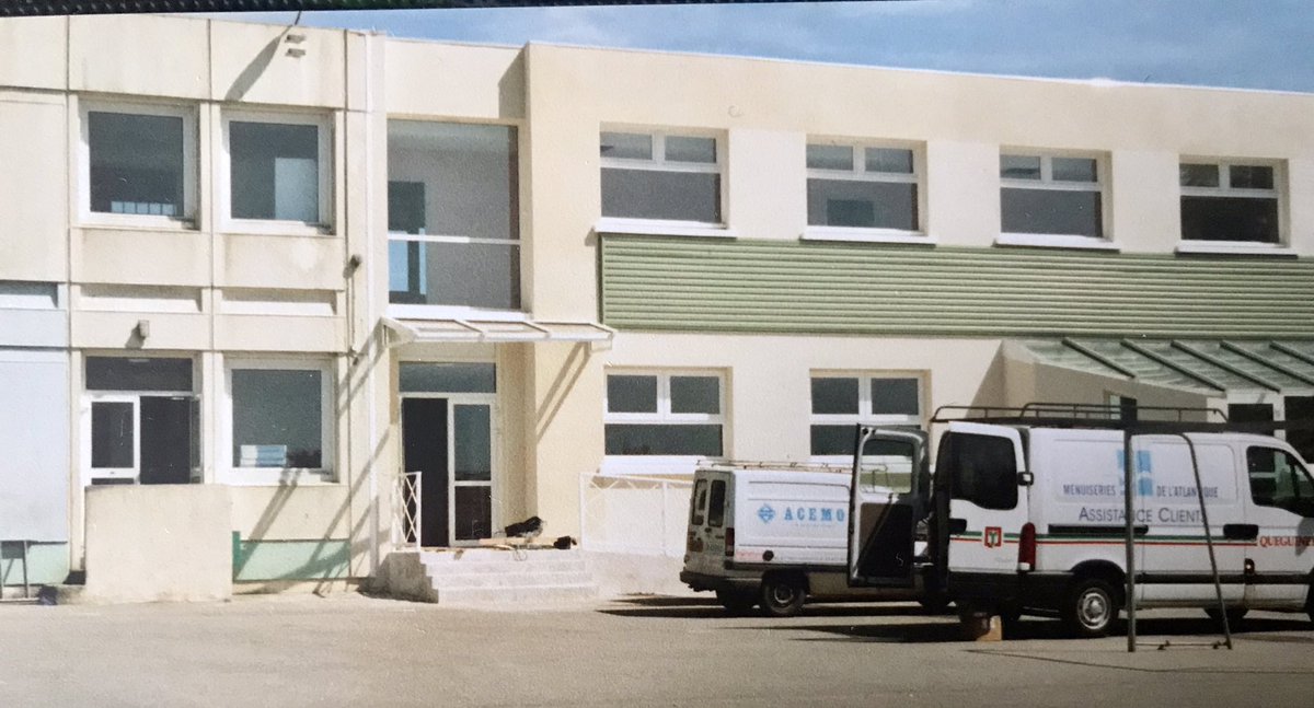 Le saviez-vous ? En 1997, un #incendie a frappé le #collège. 

Cela a conduit à la démolition et reconstruction du bâtiment qui comprend actuellement l’accueil, les bureaux, la salle des professeurs, le CDI, et 3 salles à l’étage. 

➡️ Connaissiez-vous cet épisode ?

#Guilers