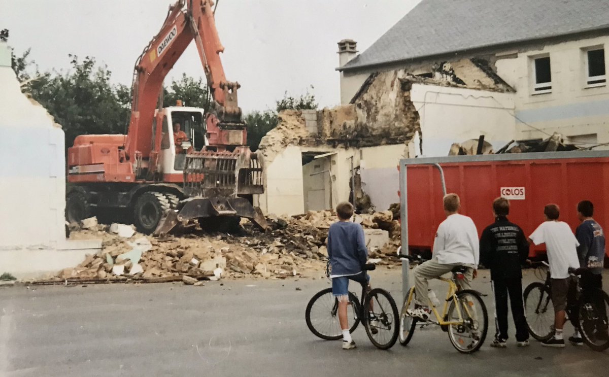 SteMarieGuilers's tweet photo. Le saviez-vous ? En 1997, un #incendie a frappé le #collège. 

Cela a conduit à la démolition et reconstruction du bâtiment qui comprend actuellement l’accueil, les bureaux, la salle des professeurs, le CDI, et 3 salles à l’étage. 

➡️ Connaissiez-vous cet épisode ?

#Guilers https://t.co/6BR1mWLDfe