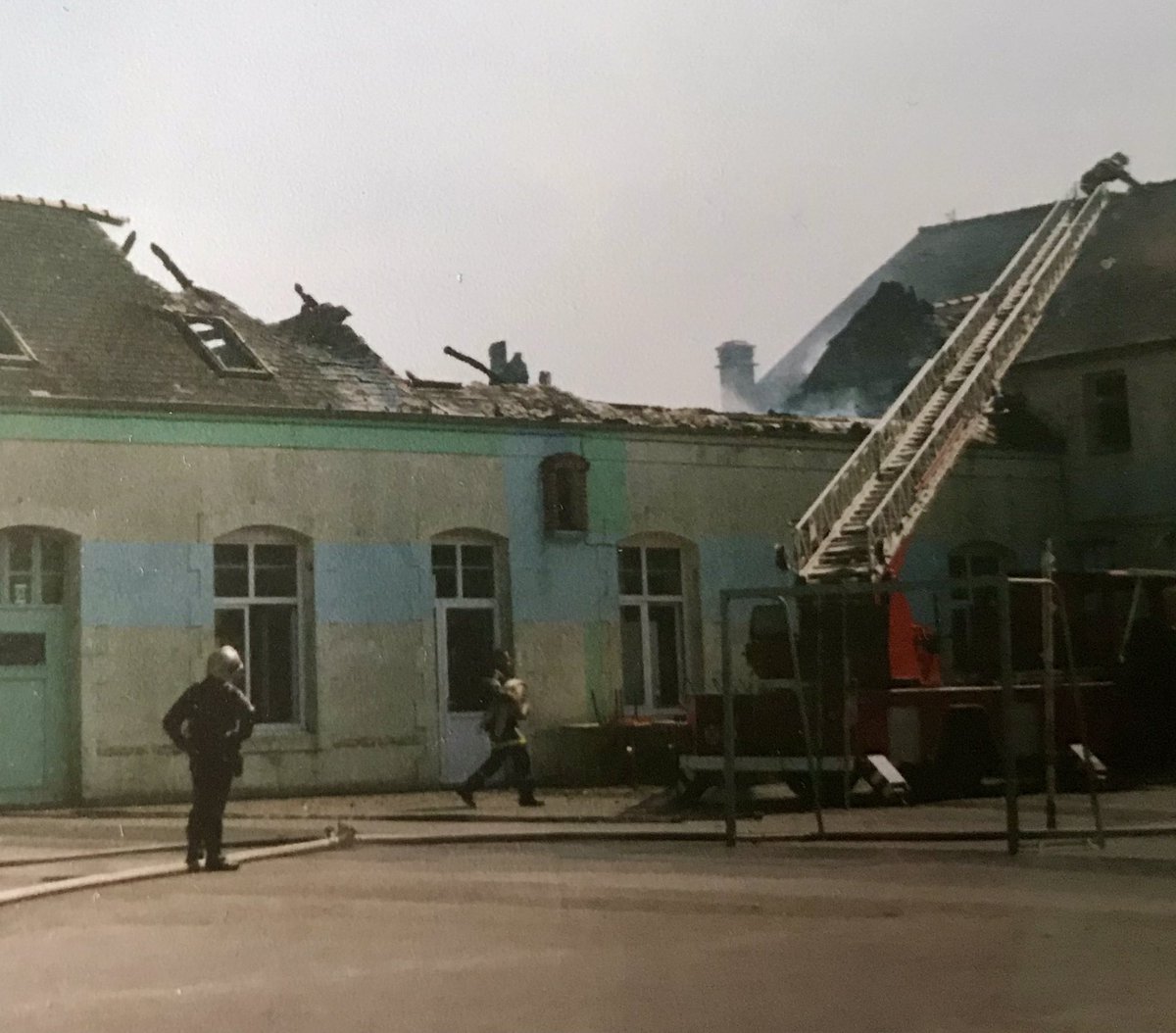 SteMarieGuilers's tweet photo. Le saviez-vous ? En 1997, un #incendie a frappé le #collège. 

Cela a conduit à la démolition et reconstruction du bâtiment qui comprend actuellement l’accueil, les bureaux, la salle des professeurs, le CDI, et 3 salles à l’étage. 

➡️ Connaissiez-vous cet épisode ?

#Guilers https://t.co/6BR1mWLDfe
