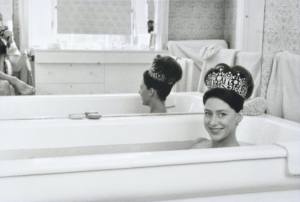 onriedo16's tweet photo. #Repost @royal_philibeth
——
Princess Margaret wearing the Poltimore Tiara in the bathtub while her husband Antony, 1st Earl of Snowdon, takes a picture - 1962.
#royalfamily #theroyalfamily #princessmargaret #princessmargaretrose #countessofsnowdon #thecountessofsnowdon https://t.co/uD9SsqAm3B