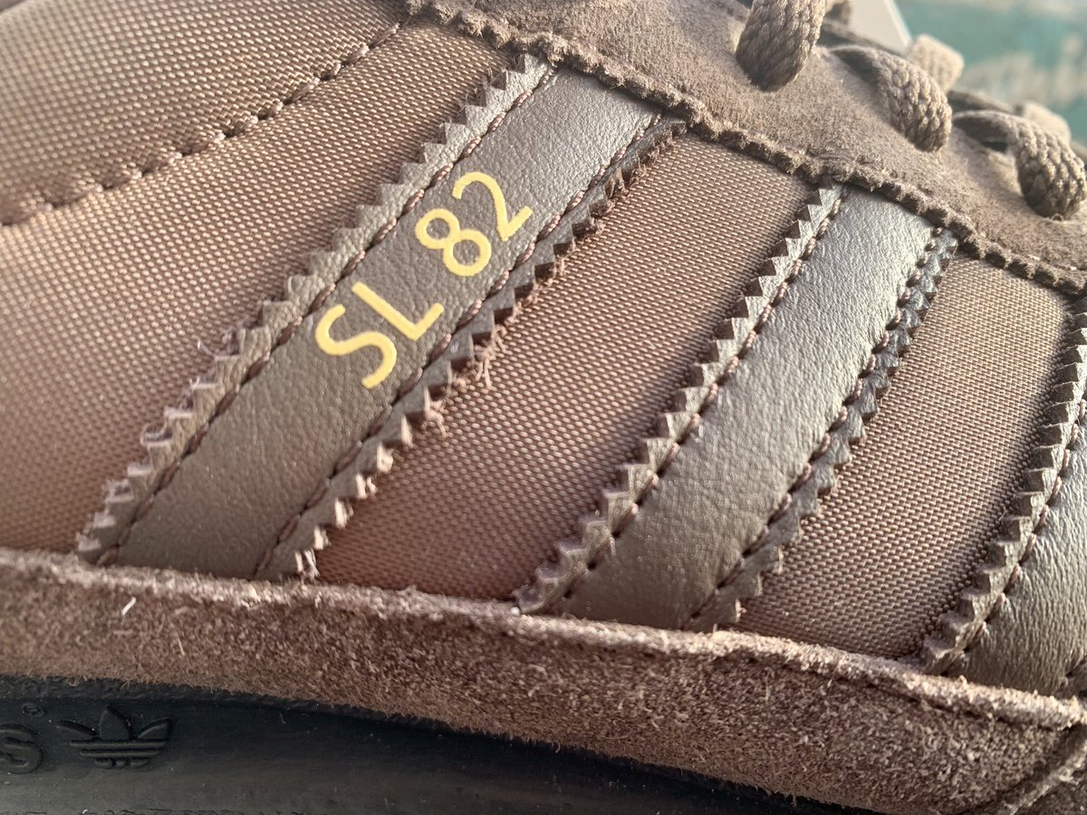 ukb00tlegs's tweet photo. Not bad these #adidas #sl82. £1 delivered and double boxed from @sizeofficial #adifamily #shareyourstripes #bluebox https://t.co/sL52tyADSE