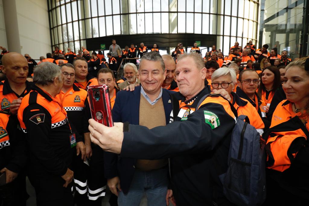 El consejero de <a href="/InteriorJunta/">Consejería de la Presidencia y Emergencias</a> clausura este mediodía las IX #JornadasVoluntariadoPC las primeras de carácter regional y presencial tras la pandemia con participación de más de 500 voluntarios de toda Andalucía.