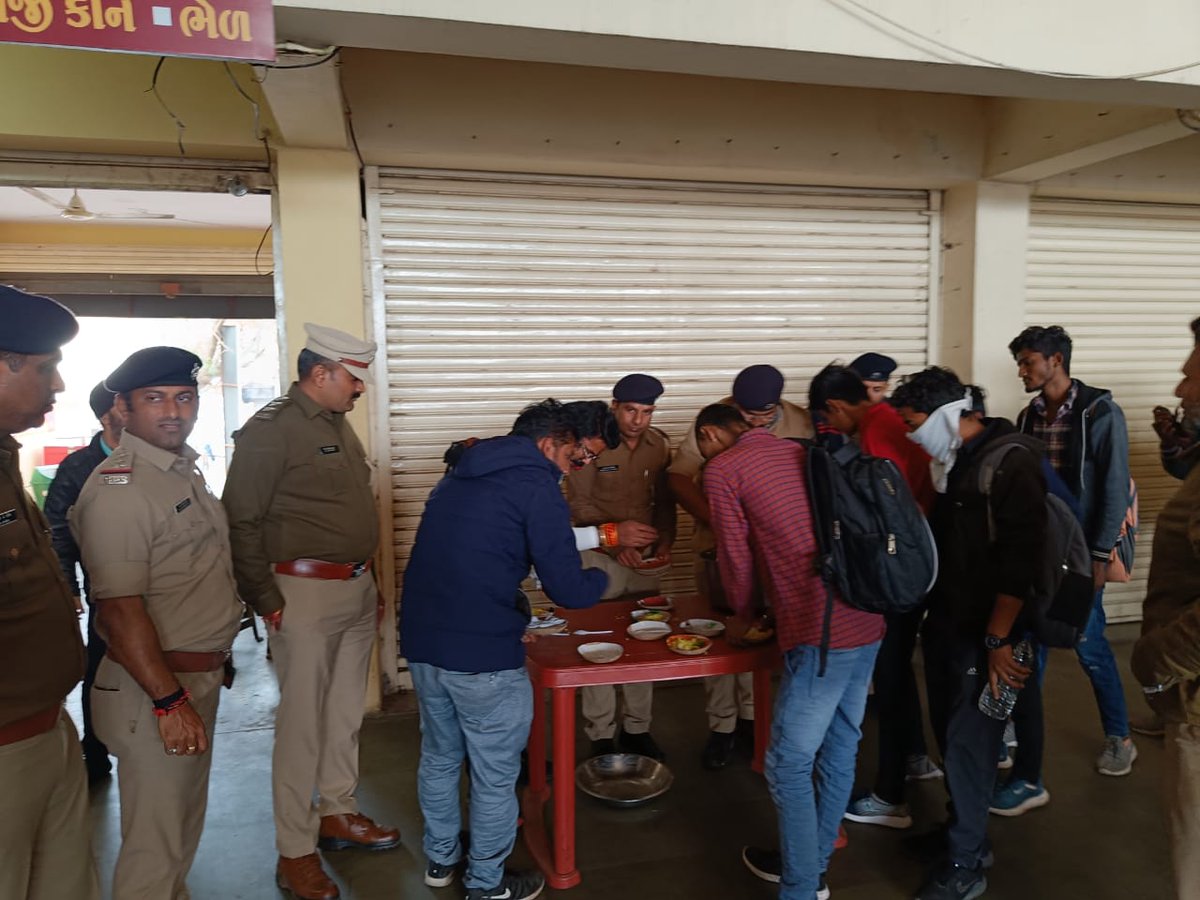 Deesa Police distributed snacks to exam candidates at Deesa Bus stand <a href="/dgpgujarat/">DGP Gujarat</a> <a href="/GujaratPolice/">Gujarat Police</a> <a href="/CMOGuj/">CMO Gujarat</a> <a href="/sanghaviharsh/">Harsh Sanghavi</a>