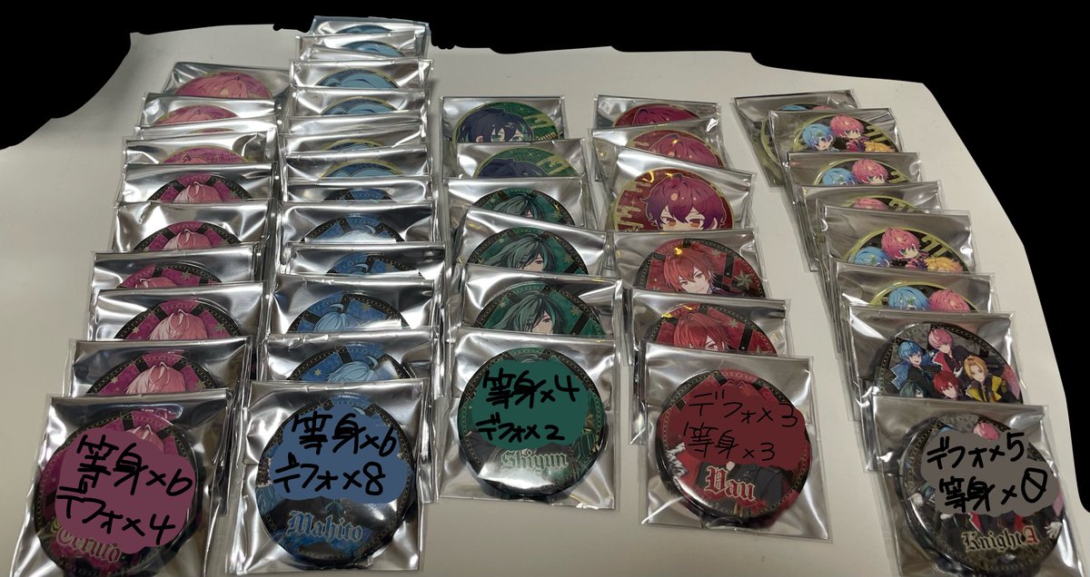 _one_gai_'s tweet photo. 求▶︎💛(最新ビジュ等身)
譲▶︎写真の記載がある物or買取

💙💗💚💜過去缶バもございますので、お気軽にお声かけお願いします🙇‍♀️

 #KnightAグッズ交換 https://t.co/OiuN2X4uO5