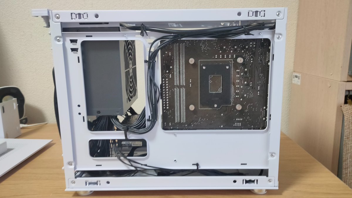 mIZhM9ih6BgZuLB's tweet photo. 部屋に余ってたパーツの再就職先をIM01で作成したw
ATX電源+mATXマザーていう一番キツイ条件だったけど意外と空間的な余裕ある。
これよりでかい空冷クーラーとかmATXマザーでも意外といけそう。
何より自由度高すぎてこのケース楽しい!
#IM01
#Revolution03 https://t.co/90BW5Xgi8x