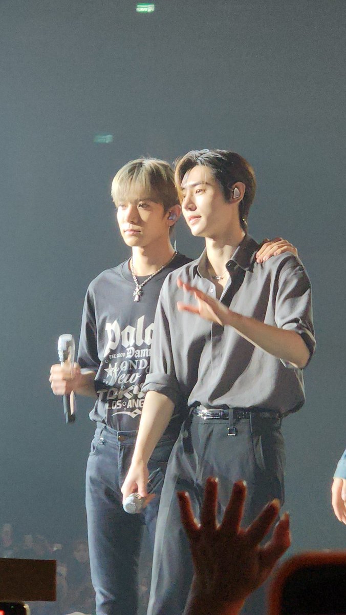 mfaldangz's tweet photo. goddamn it. the way heeseung grabbed sunghoon???? MAN AINT GOIN ANYWHERE! HE’S YOURS!
 https://t.co/jqzxf0eAnw