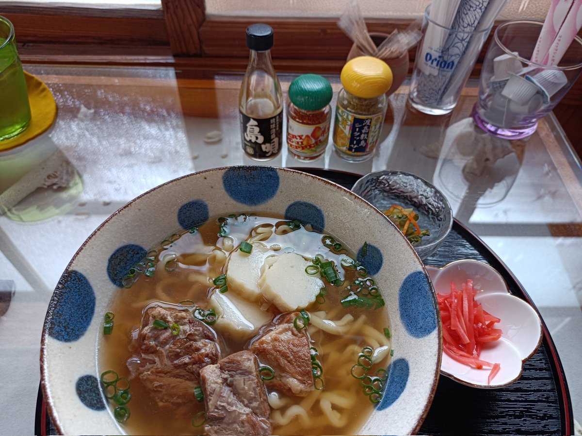 kaymick0526's tweet photo. 那覇の牧志駅から歩いて３分の小さな古民家カフェのソーキそばがおいしかった。麺がモチモチ。
#那覇 
#古民家カフェ 
#ソーキそば https://t.co/cRdOecjHf7