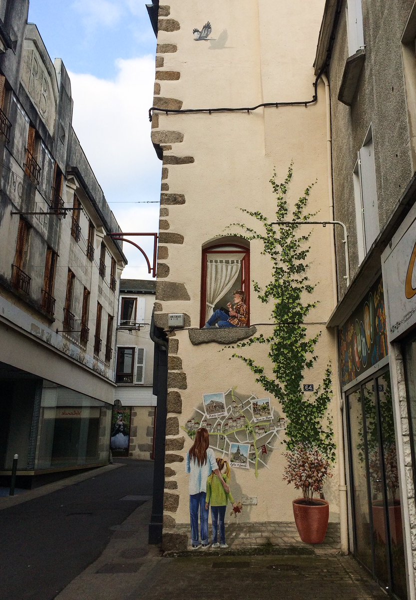 ErburyOldBoy's tweet photo. @DailyPicTheme2 Sometimes street art #imitates life
(with added imitation of a hen harrier near the top.)
#DailyPictureTheme https://t.co/uZ9zTLBIbO