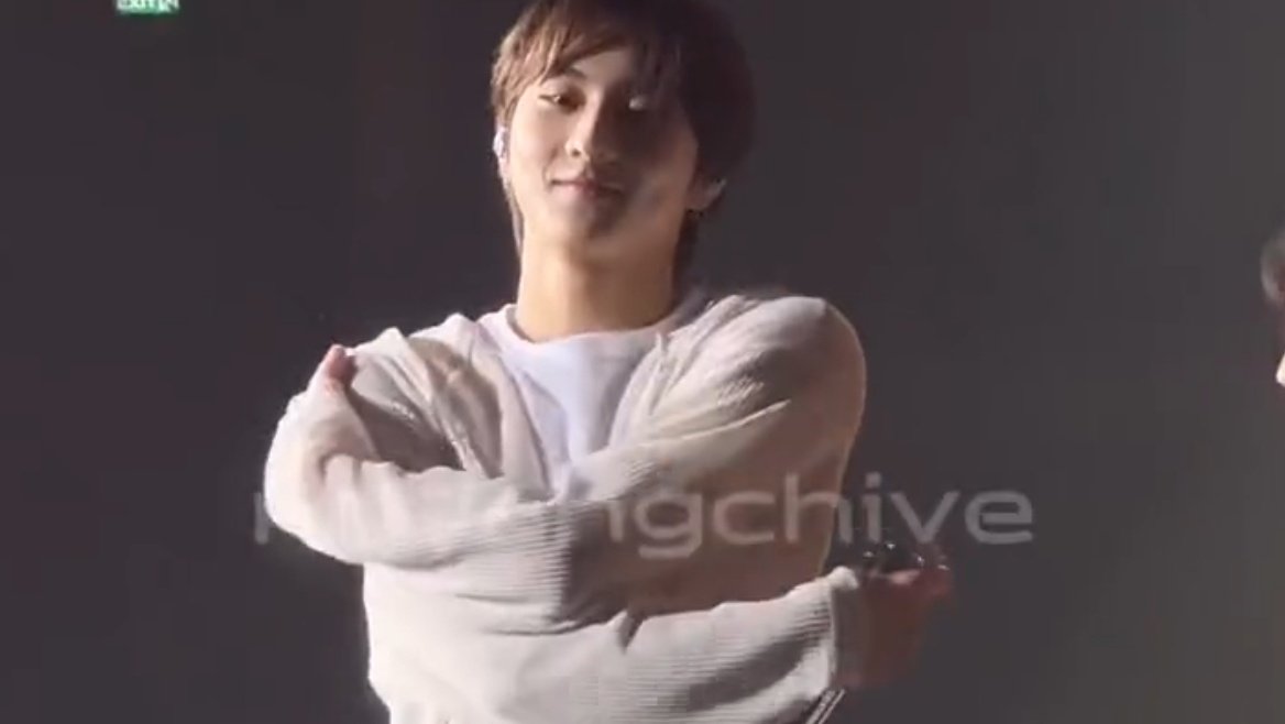 jollywonie's tweet photo. seeing this from the screen is so painful, he looks so huggable https://t.co/9TzhwUvJR1