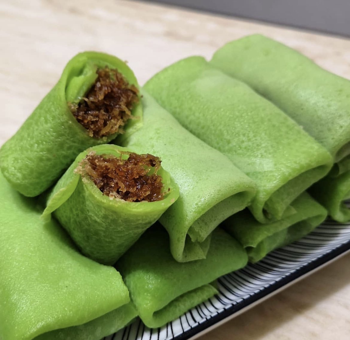 irfahanie's tweet photo. I memang pompuan kampung tau. Kalau desserts i tak berapa suka makan kek, ice cream etc. Tapi kalau kuih.. lagi lagi kalau ada kelapa, warna hijau 🤣 selera! https://t.co/ujBdwnV0ON