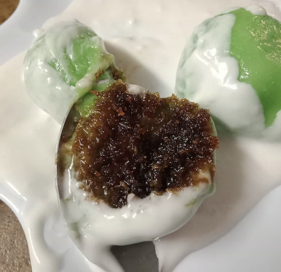 irfahanie's tweet photo. I memang pompuan kampung tau. Kalau desserts i tak berapa suka makan kek, ice cream etc. Tapi kalau kuih.. lagi lagi kalau ada kelapa, warna hijau 🤣 selera! https://t.co/ujBdwnV0ON