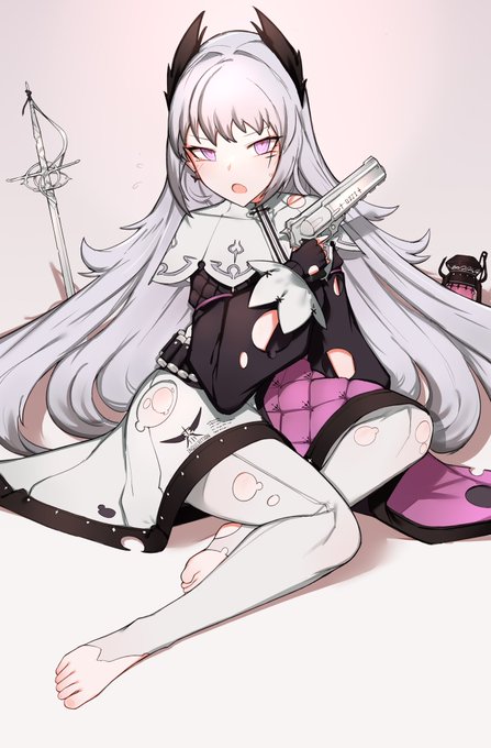「grey hair torn pantyhose」 illustration images(Latest)