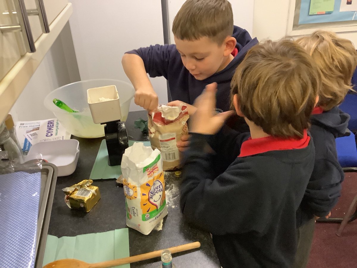 Hendrefoilan's tweet photo. Year 5 had loads of fun putting their measurement skills into action to make love biscuits for St.Dwynwen's day! #hdfpNum #hdfpSciTech #hdfpRF https://t.co/UF8eWF3n9S