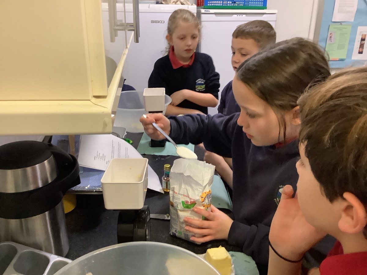 Hendrefoilan's tweet photo. Year 5 had loads of fun putting their measurement skills into action to make love biscuits for St.Dwynwen's day! #hdfpNum #hdfpSciTech #hdfpRF https://t.co/UF8eWF3n9S