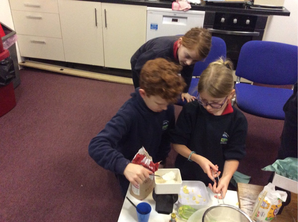 Hendrefoilan's tweet photo. Year 5 had loads of fun putting their measurement skills into action to make love biscuits for St.Dwynwen's day! #hdfpNum #hdfpSciTech #hdfpRF https://t.co/UF8eWF3n9S