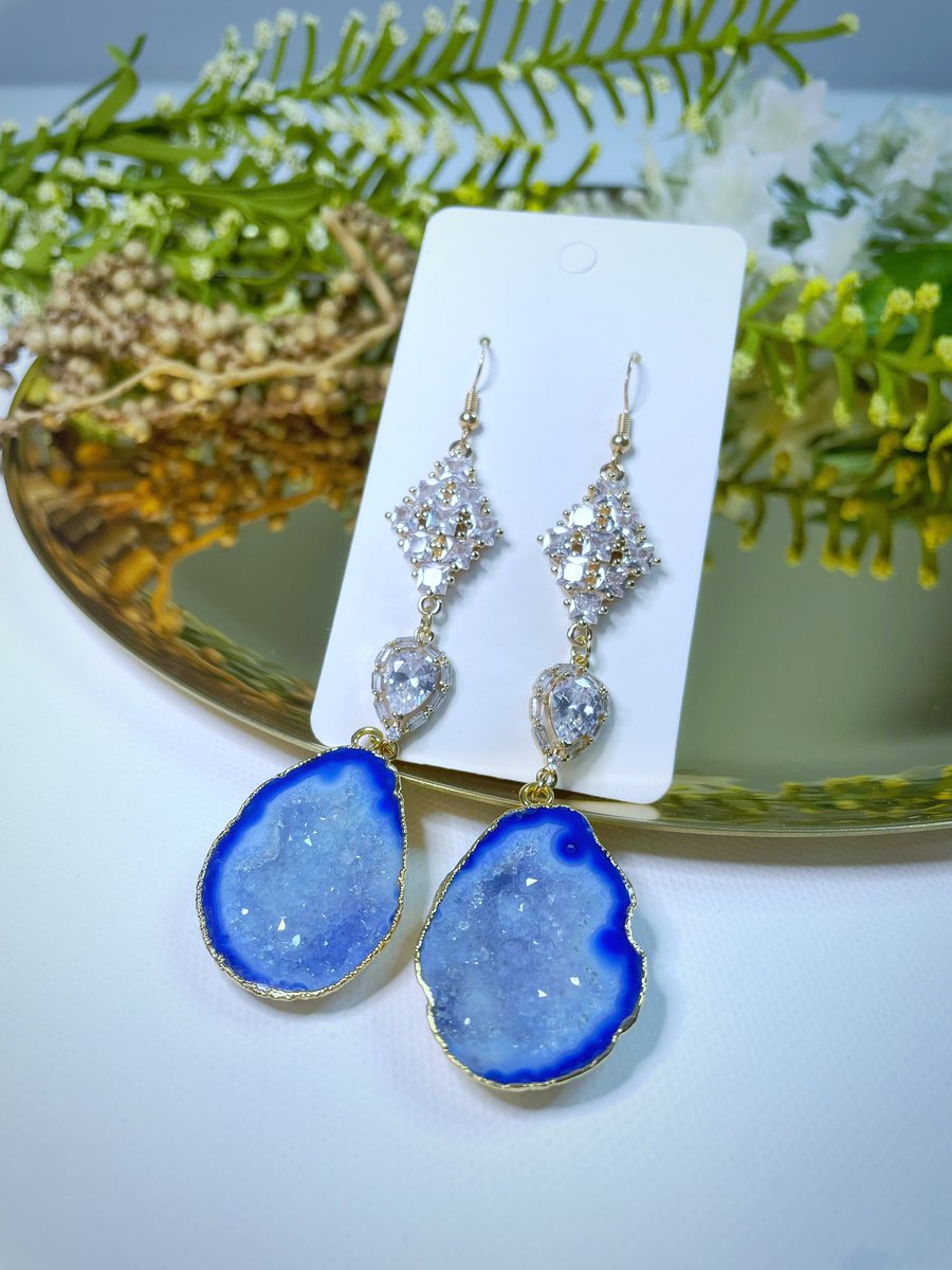 Geode earrings for sale ✨ link in my bio! 💕#geodejewelry #dangleearrings  #etsyshop #etsygift #etsyhandmade #handmade #crystalearrings #earrings #geodes #love #etsylovers #goldearrings #oneofakind #dropearrings #etsy #etsystore #crystals #agate #agateearrings #forsale #etsysale