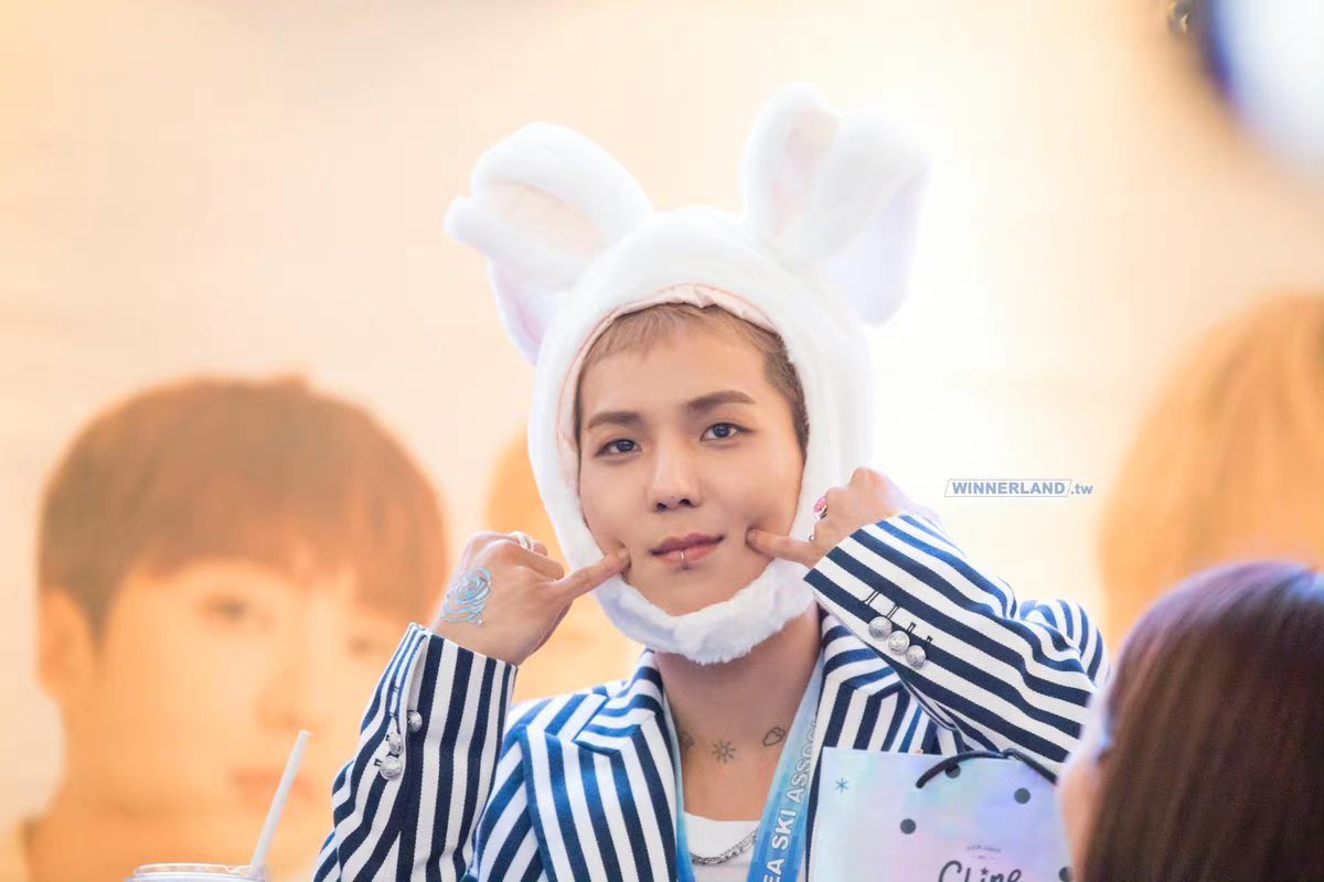 HHHope_'s tweet photo. 很多兔兔！🐇
@official_mino_ ✨

#宋旻浩 #MINO #WINNER #fanart #minofanart #송민호 https://t.co/zRP2KWzc9L