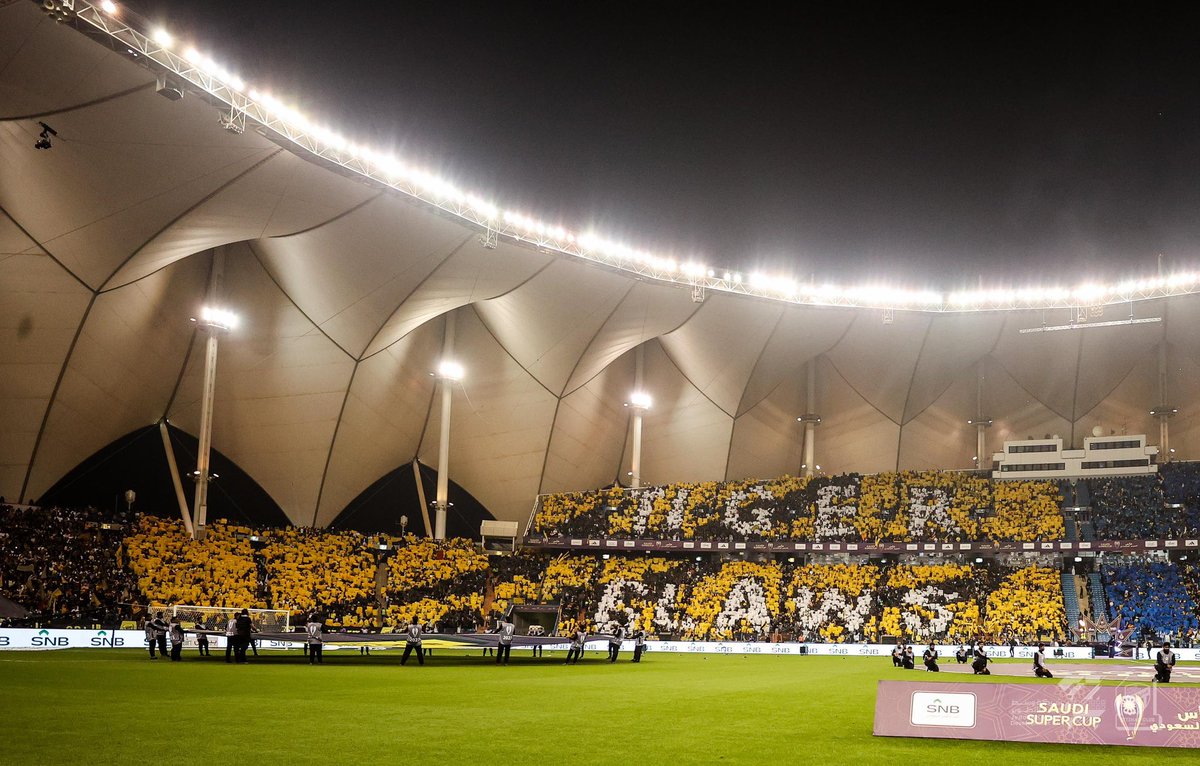 🚨 يحدث الان في مطار جدة ؛ جماهير #الاتحاد تحتل الطائرات المغادرة الى الرياض.

🔥💛