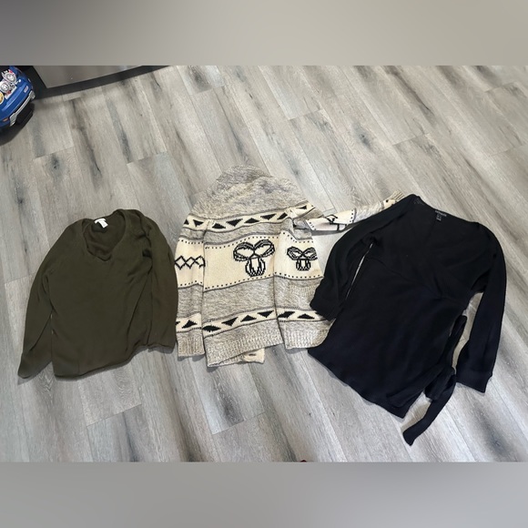 DeeGirdler's tweet photo. So good I had to share! Check out all the items I'm loving on @Poshmarkapp from @Jennifly7 @VChieu #poshmark #fashion #style #shopmycloset #tna #lavieenrose #olukai: https://t.co/7zx2xzwGg1 https://t.co/aLDzSHRYEc