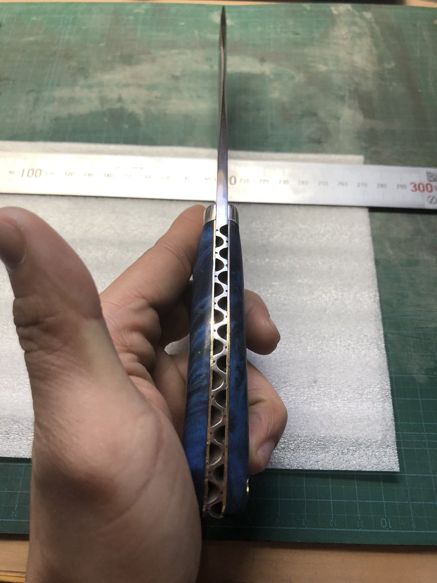 lev_knives's tweet photo. 完成しました！

達成感や次の作品のための沢山の課題、色んな気持ちが詰まった1本です。

アドバイスくださった先輩方ありがとうございました。

次のナイフはどうなるやらﾆｯｺﾘ https://t.co/O4KbGMvNk7