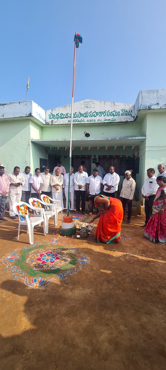 SrilathaChalla's tweet photo. #నేరేడుచర్ల పట్టణంలో పలు ప్రభుత్వ కార్యాలయాలలో 74వ గణతంత్ర దినోత్సవ వేడుకలలో జాతీయ పతాక ఆవిష్కరణలో పాల్గొన్న పట్టణ @BRSparty పట్టణ అధ్యక్షురాలు &amp; మున్సిపల్ వైస్ చైర్ పర్సన్ @SrilathareddyC గారు
@TelanganaCMO https://t.co/JrdVtk85qR