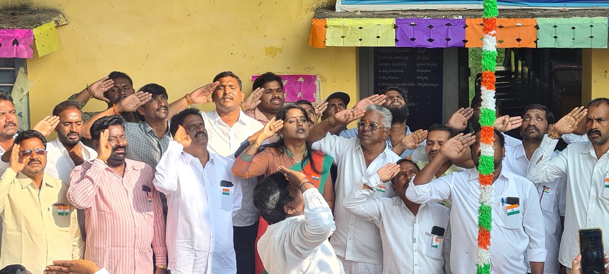 SrilathaChalla's tweet photo. #నేరేడుచర్ల పట్టణంలో పలు ప్రభుత్వ కార్యాలయాలలో 74వ గణతంత్ర దినోత్సవ వేడుకలలో జాతీయ పతాక ఆవిష్కరణలో పాల్గొన్న పట్టణ @BRSparty పట్టణ అధ్యక్షురాలు &amp; మున్సిపల్ వైస్ చైర్ పర్సన్ @SrilathareddyC గారు
@TelanganaCMO https://t.co/JrdVtk85qR