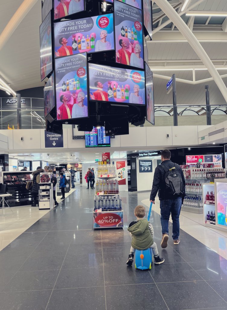 JoanneMHowe's tweet photo. Team @jet2tweets at @BristolAirport first class in toddler training! Our little passenger pushed the big green button to check-in his luggage and given stickers for his #Jet2 passport ✈️ No queues and a brilliant stress-free experience! ⭐️ https://t.co/pbwPD1Ncyt