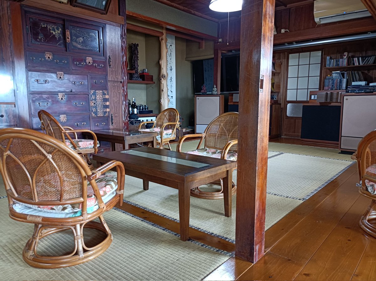 kaymick0526's tweet photo. 首里金城の石畳道途中にある主人の気分で営業するカフェが開いてたー。ニャンコがかわいい。
#那覇 
#首里金城 
#石畳道 
#カフェ https://t.co/L91Pth4NjZ