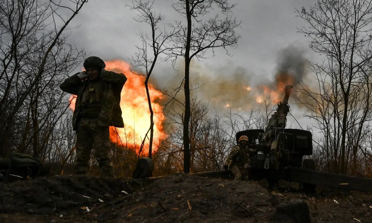 #Russia-Ukraine war: #Ukrainian servicemen fire a #shell from a 2A65 Msta-B #howitzer towards #Russian troops, amid #Russia's attack on #Ukraine, in a frontline in #Zaporizhzhia region, #Ukraine. https://t.co/RY1sTCpvnS