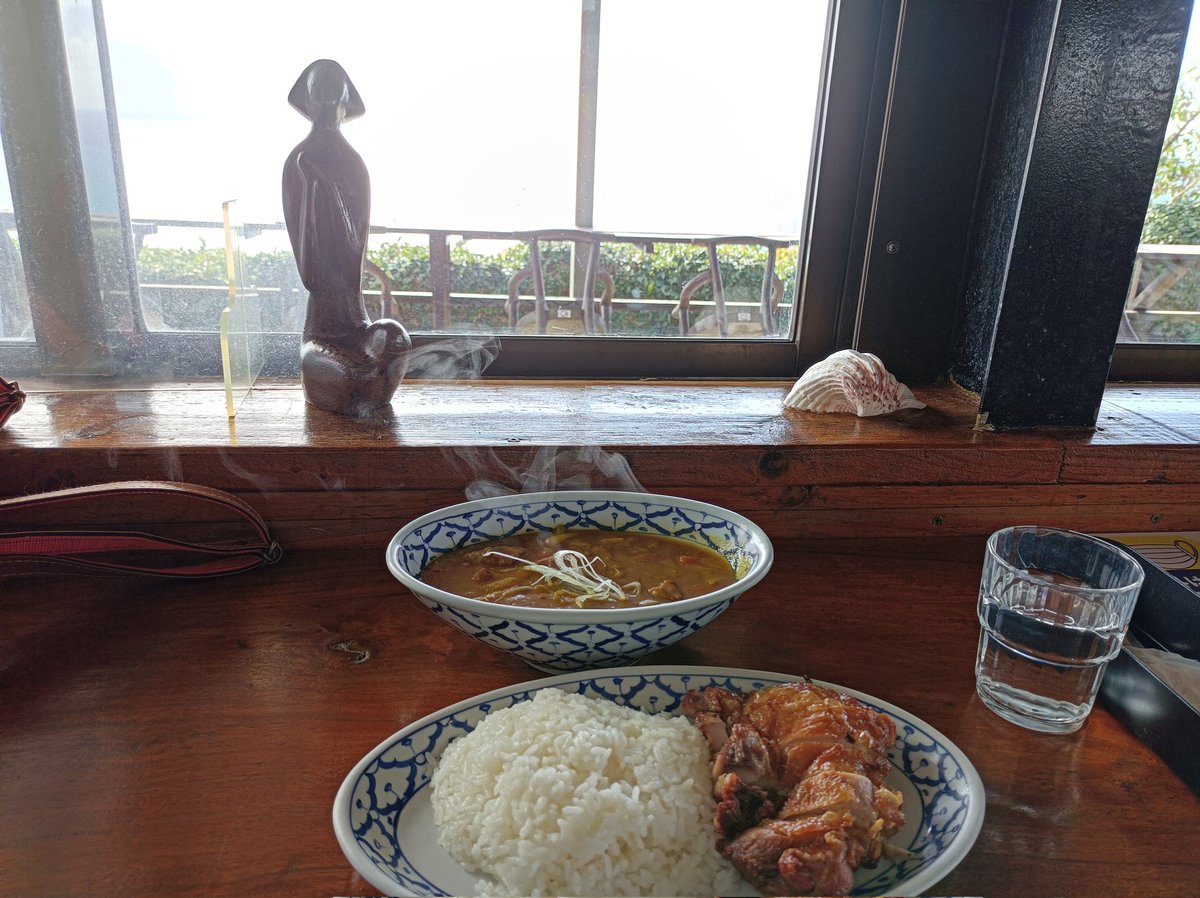 kaymick0526's tweet photo. 南城市の海が見えるカフェで驚いたことが２つ。
1.タイ料理屋さんだった。
2.カレーが日本のカレーだった。
おいしくいただきました。
#南城市 
#絶景カフェ 
#沖縄 
#旅行好きと繋がりたい https://t.co/UaY5VCiCfC