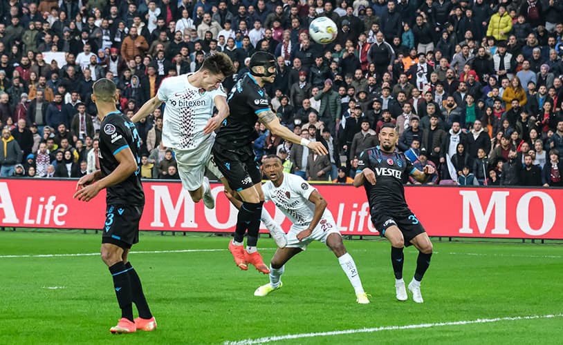 isk_gundem's tweet photo. Hatayspor, ikinci yarının başında 3 dakikada Trabzonspor'un fişini çekti

https://t.co/xQxve6bkqR

#hatayspor #trabzonspor #SueperLig https://t.co/lSomH8DHaW