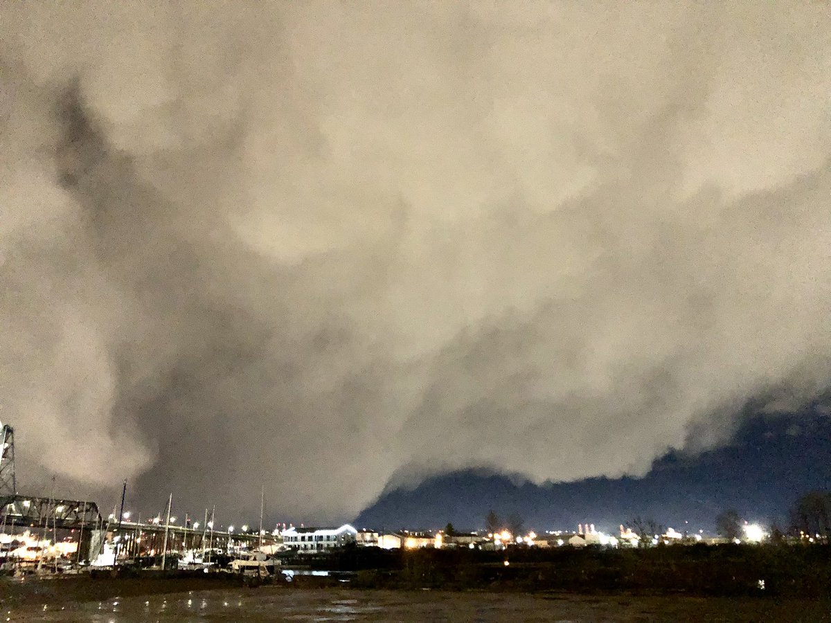 waynedaniels's tweet photo. @LensandLady snow squalls hit area this evening after dark Seattle - Tacoma WA -waynesworldmedia visuals https://t.co/0OJO0alQiX