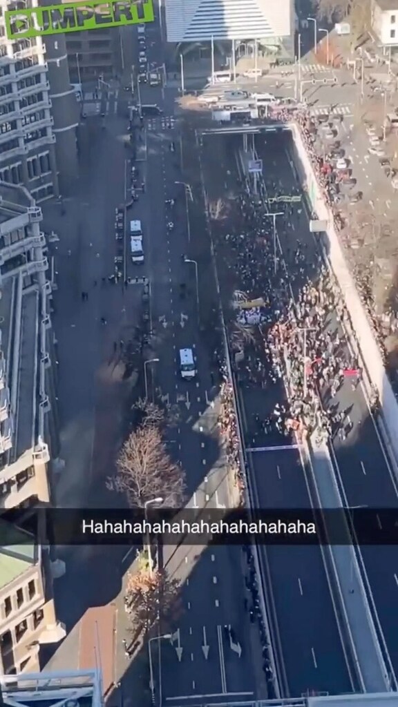 dumpert's tweet photo. Kap es met je protest op de snelweg! #protest #microfoon #lol https://t.co/TNxHPRjbf8 https://t.co/8rgq4uG48T