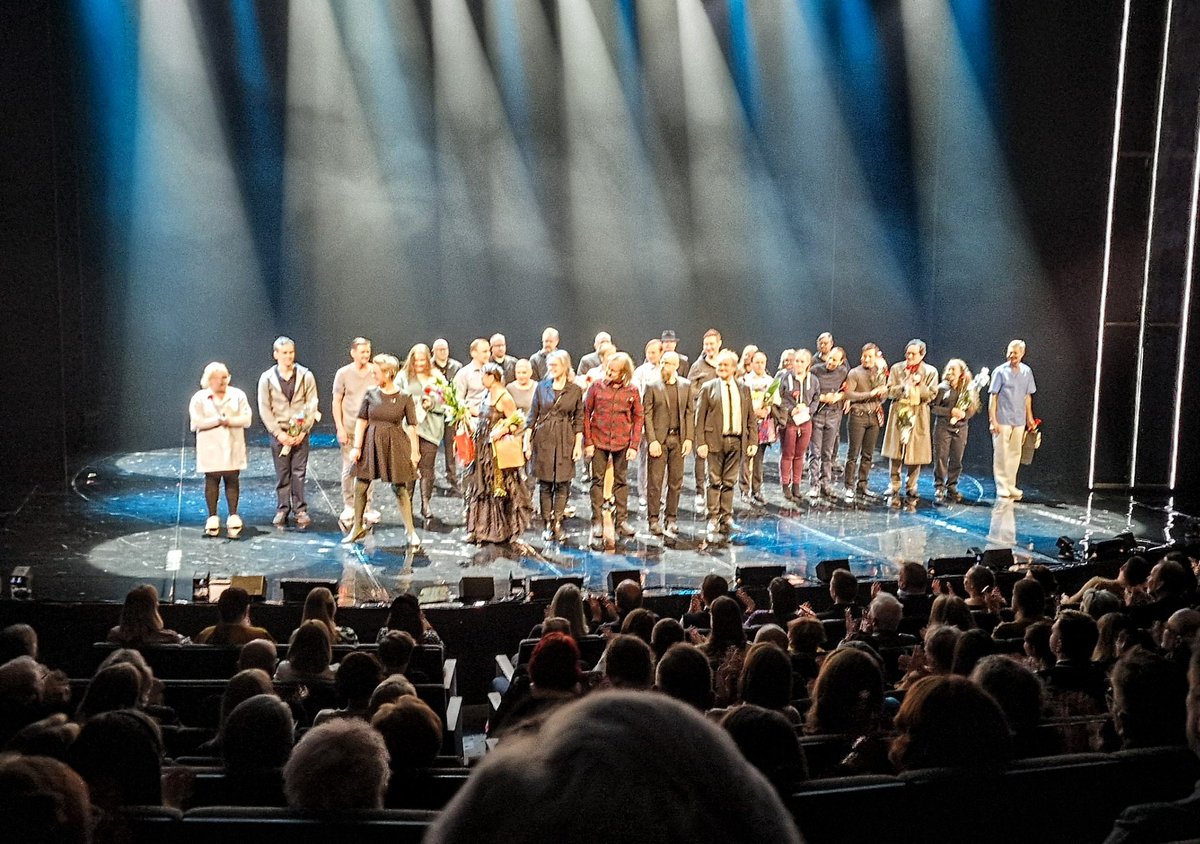 somevaari's tweet image. Lahden Kaupunginteatterin ensi-illassa eilen 
Totuuden hinta oli hyytävä tarina entisestä Venäjän turvallisuuspalvelun agentista Aleksandr Litvinenkosta ja hänen vaimostaan Marinasta.
Ja kuinka #Putin murhautti miehen.
#Blogi tästä teoksesta tulossa. #teatteri #lahti 
@lahdenkt