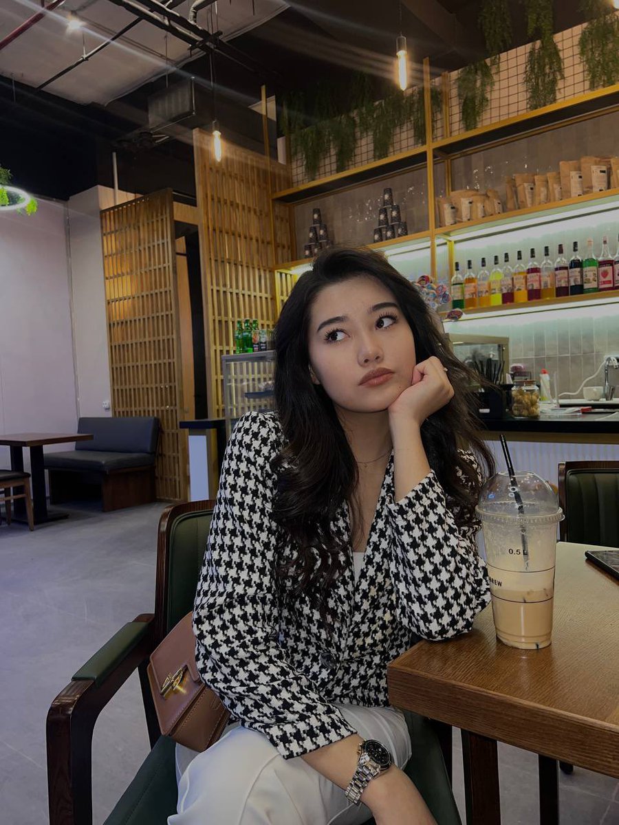 Mereieth's tweet photo. Rolling my eyes because I don't see any positive feedback about my business proposals
Why haven't you said yes yet https://t.co/XiOBvw9P77