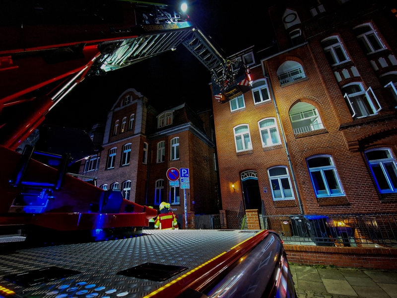 Am Samstag gegen um 19.13 Uhr wurden die Kräfte der Lüneburger Feuerwehr durch die Leitstelle zu einem gemeldeten Zimmerbrand in die Schillerstraße alarmiert. 

#feuerwehr #freiwilligefeuerwehr #lüneburg #ehrenamt #wirfüreuch

bit.ly/3kUolu7
