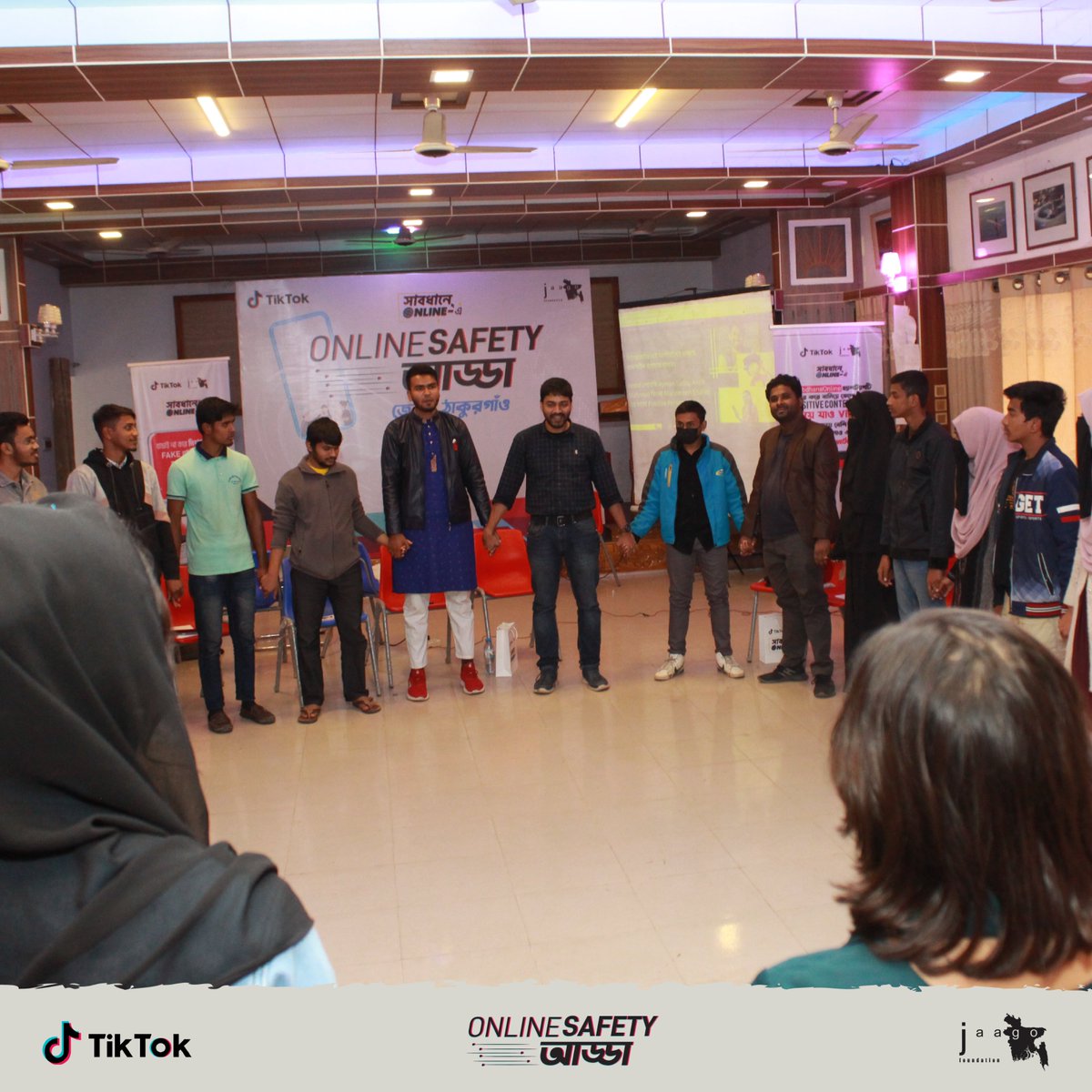 VforBD's tweet image. In Thakurgaon, a workshop for young people recently delved into the topic of staying safe online and creating #positivecontent. 

#ShabdhaneOnline #JAAGO