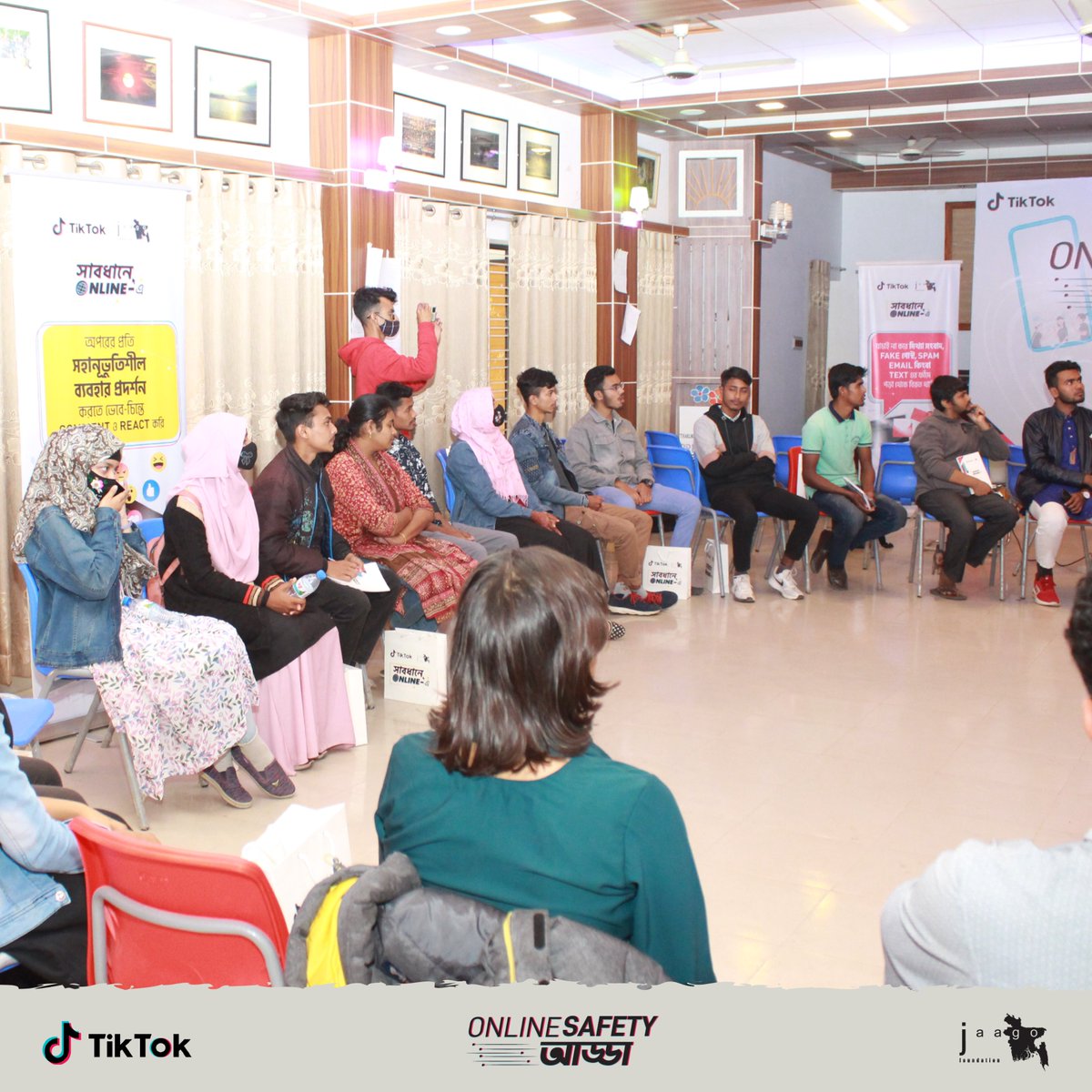 VforBD's tweet image. In Thakurgaon, a workshop for young people recently delved into the topic of staying safe online and creating #positivecontent. 

#ShabdhaneOnline #JAAGO