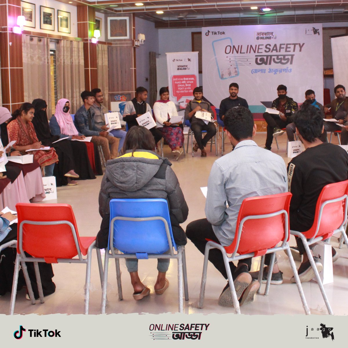 VforBD's tweet image. In Thakurgaon, a workshop for young people recently delved into the topic of staying safe online and creating #positivecontent. 

#ShabdhaneOnline #JAAGO