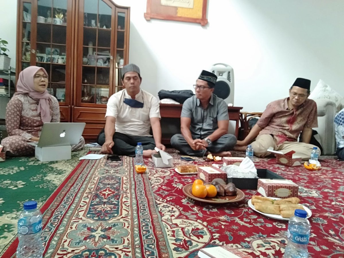 AlphaARachman's tweet photo. Kajian Bulanan Ranting @muhammadiyah Bintaro: “Fatwa-fatwa Zakat di Indonesia dari Masa ke Masa” Dr. Erni J. Alhasanah / Ny. @rohimghazali Bendahara Umum @MUIPusat di kediaman Bp Lilik Ghani PhD. Turut hadir Kak Sudarnoto Ketua MUI Bid HLNKI cc @LAZISMU https://t.co/YcO3ZAhQ30