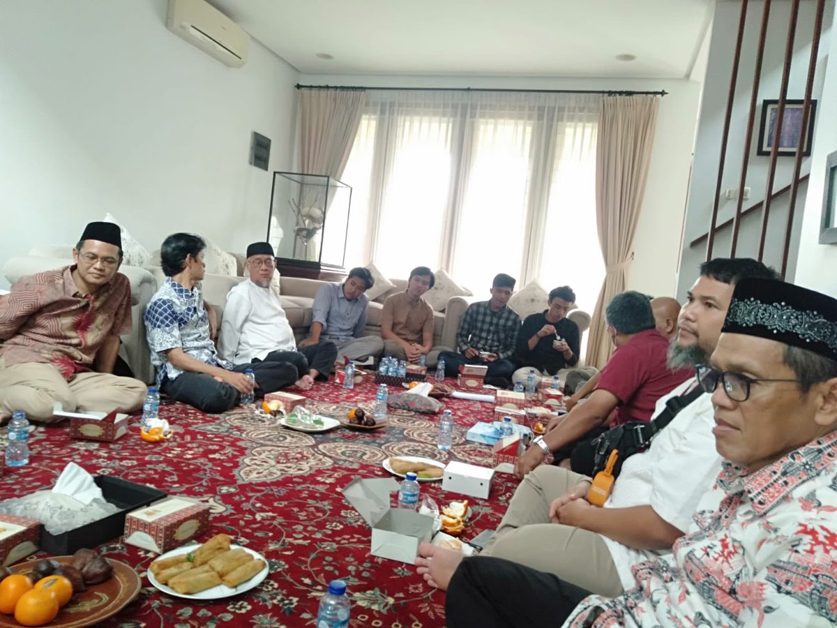 AlphaARachman's tweet photo. Kajian Bulanan Ranting @muhammadiyah Bintaro: “Fatwa-fatwa Zakat di Indonesia dari Masa ke Masa” Dr. Erni J. Alhasanah / Ny. @rohimghazali Bendahara Umum @MUIPusat di kediaman Bp Lilik Ghani PhD. Turut hadir Kak Sudarnoto Ketua MUI Bid HLNKI cc @LAZISMU https://t.co/YcO3ZAhQ30